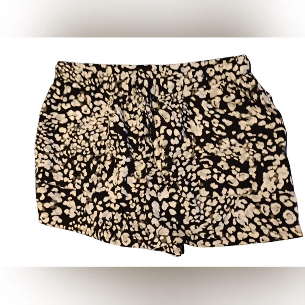 West Loop Stylish Black and White Women's Shorts Size Large/XL NWOT